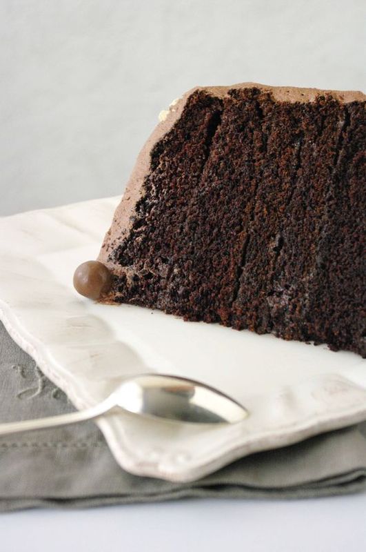 Un gâteau de fête gourmand : un layer cake au chocolat et Maltesers