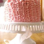 Pink ruffle cake : un gâteau au chocolat avec un glaçage en forme de volants
