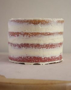 Sous couche crumb coat pour un layer cake