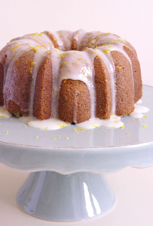Gâteau couronne aussi appelé bundt cake citron pavot sur un présentoir bleu