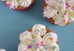 Cupcakes à la vanille avec des confettis en sucre pour colorer la pâte, ça s'appelle les cupcakes funfetti