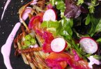 Une salade fraîche sur le saumon mariné
