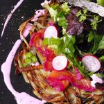 Une salade fraîche sur le saumon mariné