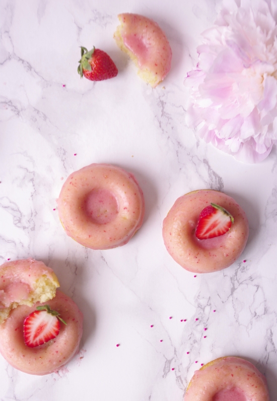 Donuts avec un glaçage léger à la fraise