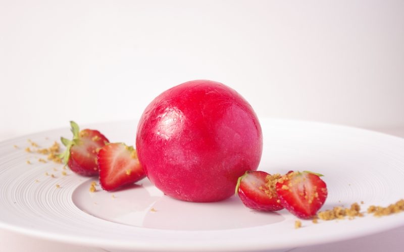 Dessert autour de la fraise avec une sphère en sucre