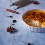 Crème brûlée aux épices avec de la cannelle, de la badiane, de la vanille et de la fève tonka.