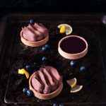 Tartelettes avec un fond de crémeux à la myrtille et par dessus de la ganache montée au chocolat noir.