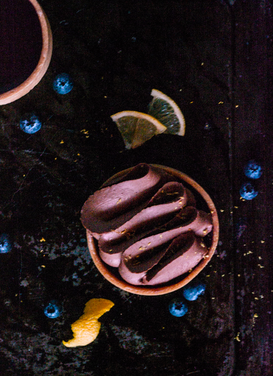 Tartelettes avec un fond de crémeux à la myrtille et par dessus de la ganache montée au chocolat noir.