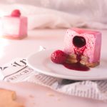 A l'intérieur de ce cube de mousse framboise se cache un cœur coulant aux fruits rouges