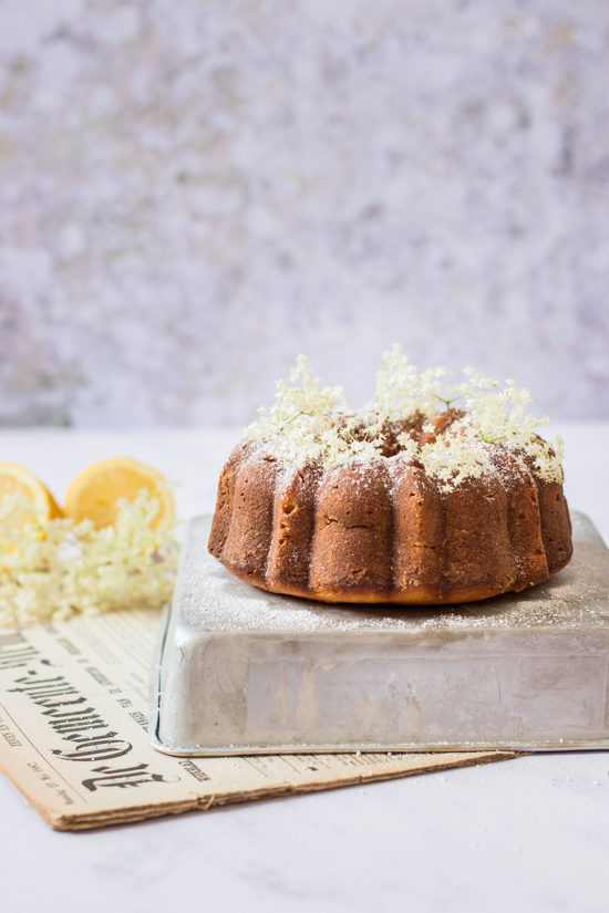 Un beau gâteau citron sureau en forme de couronne