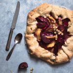 Tarte rustique aux prunes rouges