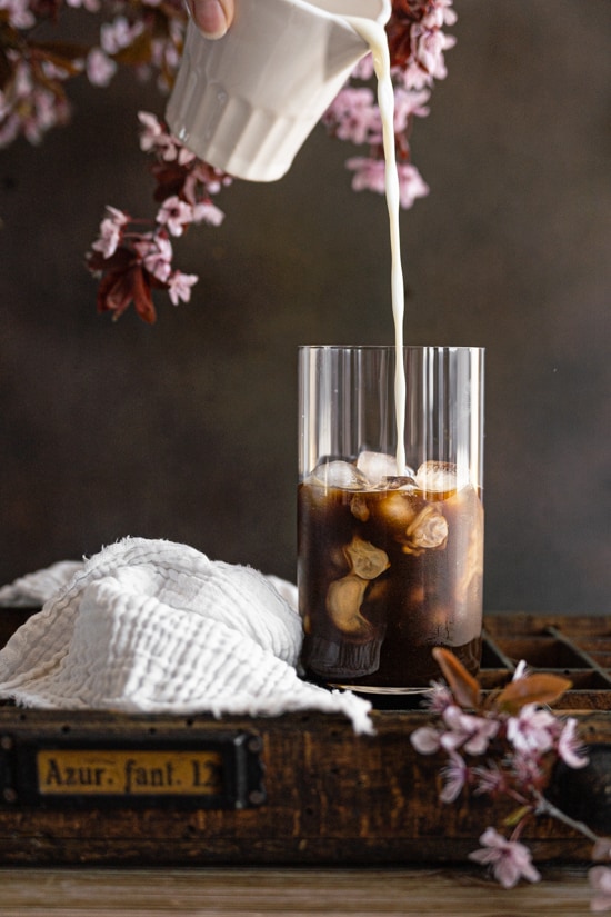 Café latte glacé au lait d'avoine dans une ambiance printanière
