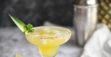 Une margarita à l'ananas dans un verre typique pour ce cocktail