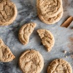 Présentation de cookies et d'épices sur une plaque en marbre