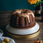 Glaçage au beurre noisette et espresso sur un bundt cake automnal à la citrouille