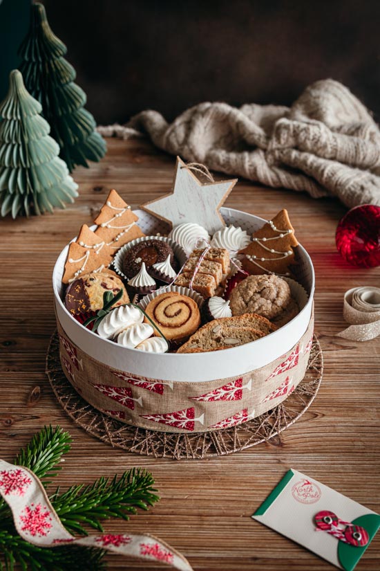 Boîte de biscuits de Noël de différentes formes et parfums