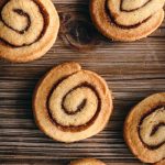 Biscuits cinnamon rolls vus de dessus