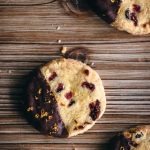 Vue de dessus de shortbreads aux cranberries et zestes d'orange enrobés de chocolat noir