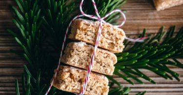 3 biscuits aux noix de forme rectangulaire rassemblés par une jolie ficelle de Noël