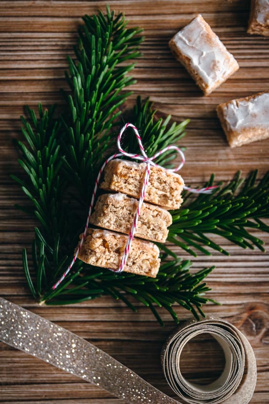 3 biscuits aux noix de forme rectangulaire rassemblés par une jolie ficelle de Noël
