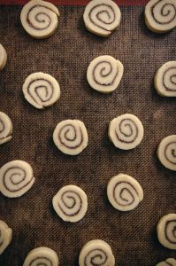 Vue de dessus de biscuits à la cannelle en forme de spirales