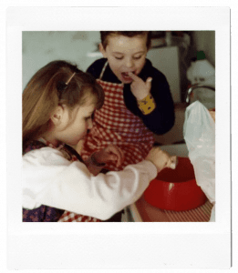 Deux enfants en tablier qui préparent un gâteau