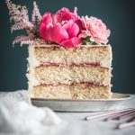 Vue en coupe de l'intérieur d'un layer cake à la vanille fourré de compote fraise rhubarbe