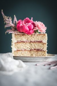 Vue en coupe de l'intérieur d'un layer cake à la vanille fourré de compote fraise rhubarbe