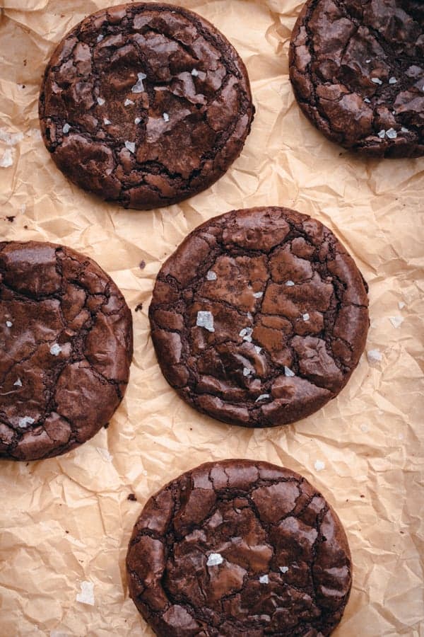 Vue de dessus de cookies craquelés au chocolat