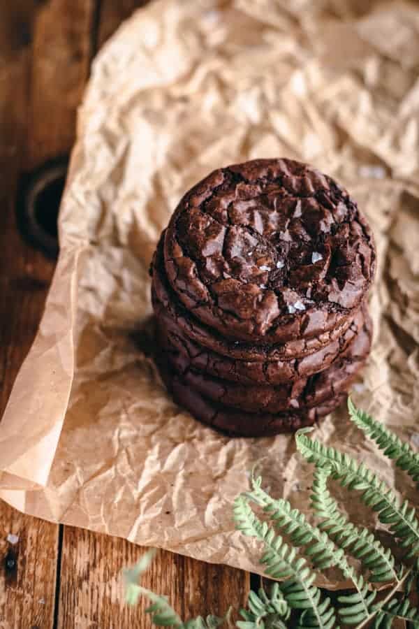 Pile de cookies craquelés au chocolat façon brownie