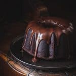 Un glaçage au chocolat bien brillant coule sur un gâteau au chocolat en forme de couronne