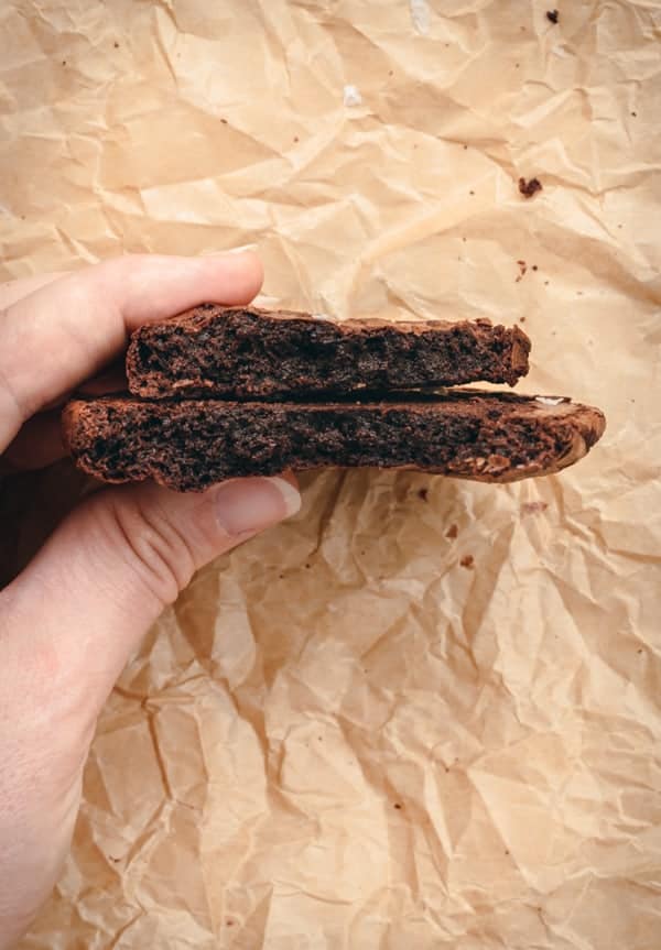 Vue intérieure d'un cookie craquelés au chocolat façon brownie