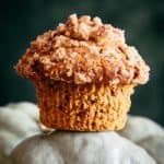 Muffin à la citrouille bien gonflé avec un crumble sur le dessus