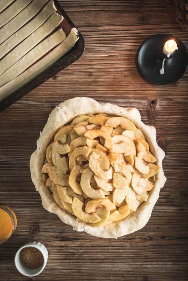 Fond de pâte à pie bien garni de pommes avant cuisson